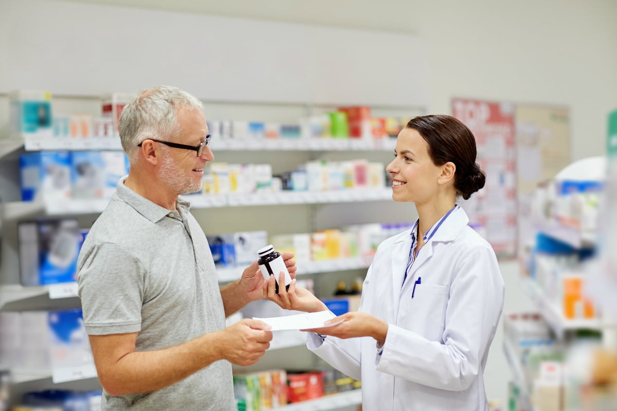 Pharmacy-People-Websize Pharmacist discusses with customer
