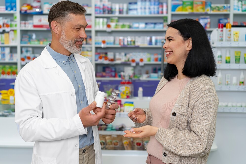 medium-shot-pharmacist-helping-patient medium-shot-pharmacist-helping-patient